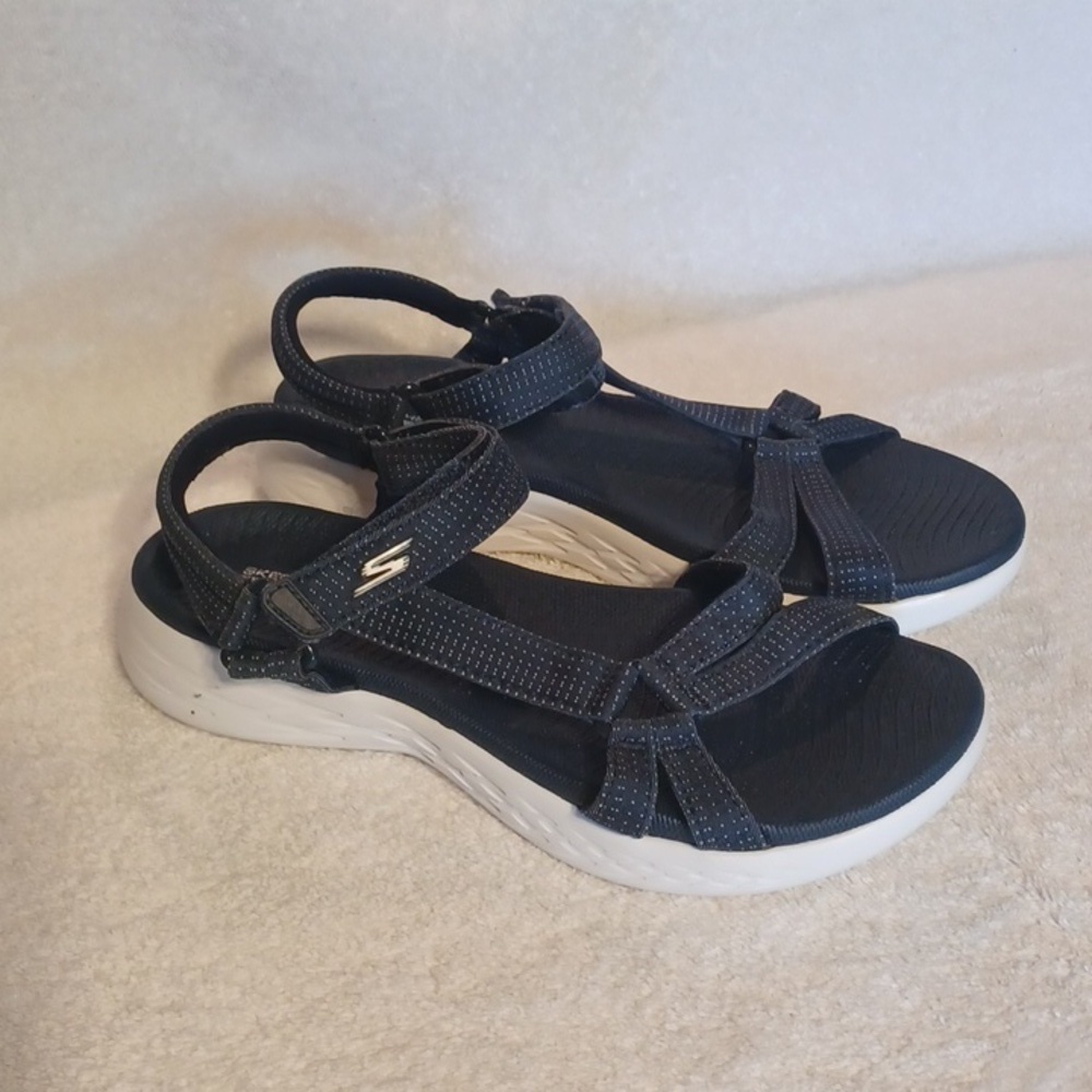 Skechers  GoGa Max sandals women's size 7 blue
